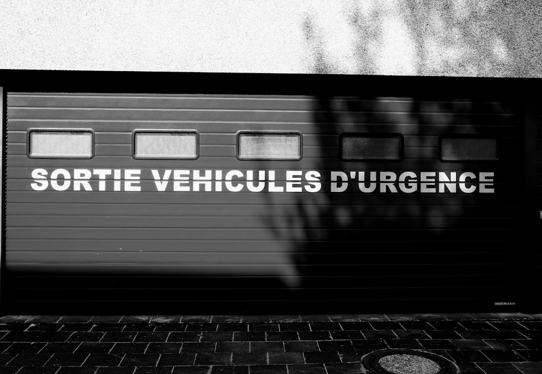 Illustration des voyants d'alerte importants du tableau de bord automobile